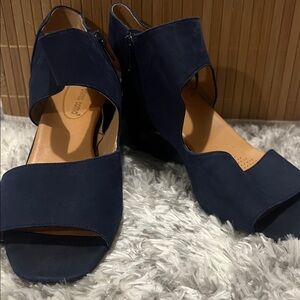 Open-Toe Navy Wedge Sandals - Women